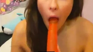 Жаркая путана CandyCane занимается ласками