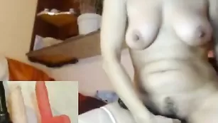 Похотливая сучка Missmelody4u трахает мохнатую киску