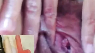 Похотливая сучка Missmelody4u трахает мохнатую киску