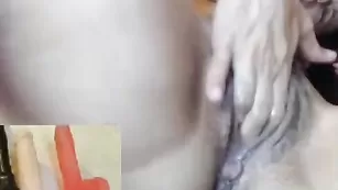 Похотливая сучка Missmelody4u трахает мохнатую киску