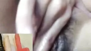 Похотливая сучка Missmelody4u трахает мохнатую киску