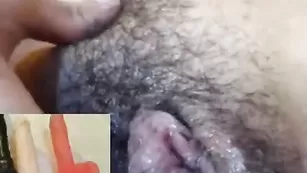 Похотливая сучка Missmelody4u трахает мохнатую киску