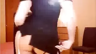 Грудастая чикса ladybosss разминает сосочки