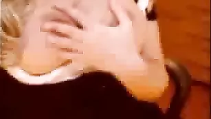 Грудастая чикса ladybosss разминает сосочки