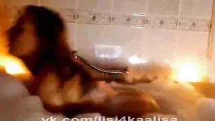 Манящая Lisichkaalisa моется в ванной