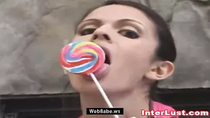 Грудастая куртизанка Lollipop ласкает бритую пизду