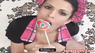 Грудастая куртизанка Lollipop ласкает бритую пизду