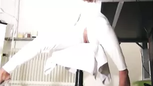 Жаркая путана HornyDoll снимает эротичный наряд