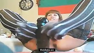 Аппетитная женщина alex_sean смачно трахает обе дыры