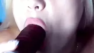 Горячая краля MaximaDiva разминает писю страпоном