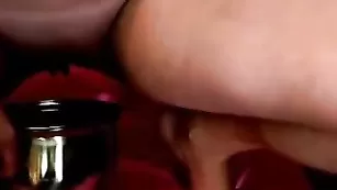 Пошлая курва Peige нежно дрочит клитор