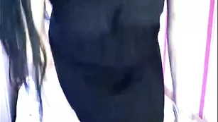 Темноволосая красотка maneater показывает сочную попку