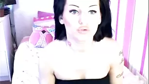 Темноволосая красотка maneater показывает сочную попку