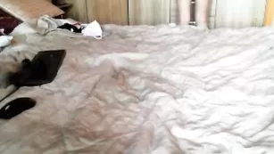 Симпатичная курва Petronellaxxx дрочит обе дырки