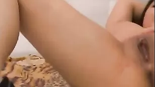 Симпатичная брюнетка MallenaX ласкает бритую киску