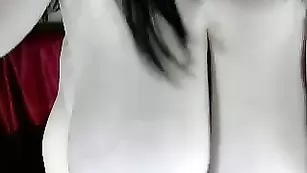 Пышная дама SexyLadyHelen ласкает киску и сисечки