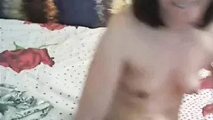 Сексуальная девка Sofia86 ласкает бритую пизду