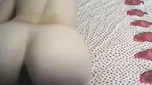 Сексуальная девка Sofia86 ласкает бритую пизду