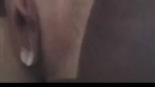 Симпатичная бабенка SensyFlower18 долбится со страпоном