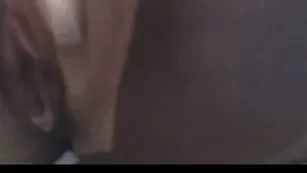 Симпатичная бабенка SensyFlower18 долбится со страпоном