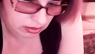 Красивая телочка мастурбирует пизду фаллосом