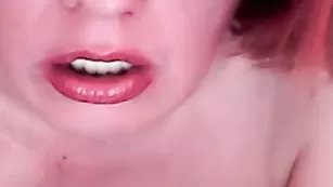 Красивая телочка мастурбирует пизду фаллосом