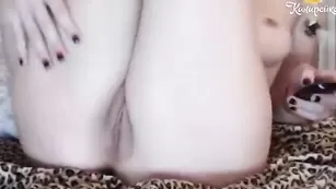 Обворожительная крошка AliceSky светит влагалищем