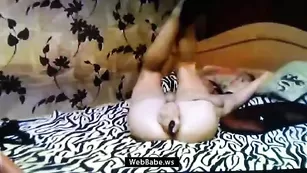 Смазливая пассия lolitasex жадно мастурбирует анал