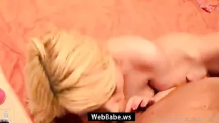 Сексапильная блонда luxuryblonde смачно сосет член