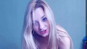 Пикантная сучка AVonTease обнажает маленькие сиськи