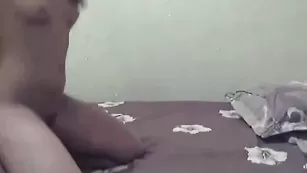 Изысканная чертовка HOTGIRL4U трахает себя дилдо