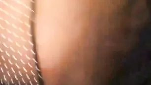 Смазливая бабенка wilddreams смачно дрочит бритые отверстия