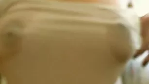 Шальная самка hottkitty ласкает натуральные сиси
