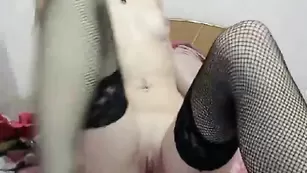 Симпатичная телочка karolynn хвастается бритой пилоткой