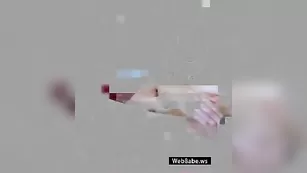 Смазливая крошка Lorenadst позирует голая и ласкает пизду