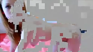 Смазливая крошка Lorenadst позирует голая и ласкает пизду