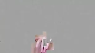 Смазливая крошка Lorenadst позирует голая и ласкает пизду