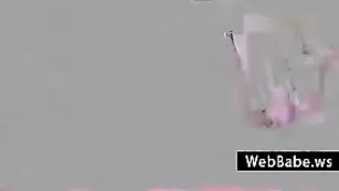 Смазливая крошка Lorenadst позирует голая и ласкает пизду