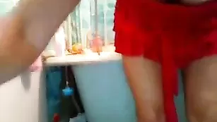 Тетка с татуировками sandykiss моется в ванне