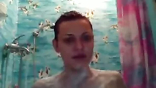 Тетка с татуировками sandykiss моется в ванне