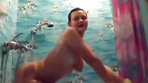 Тетка с татуировками sandykiss моется в ванне