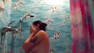 Тетка с татуировками sandykiss моется в ванне