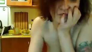 Тетка с татуировками sandykiss моется в ванне