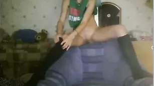 Темноволосая малышка astenia мастурбирует пизденку