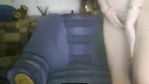 Темноволосая малышка astenia мастурбирует пизденку