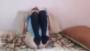 Привлекательная сука kimmyx мастурбирует бритые дырки