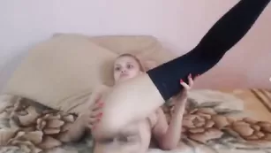 Привлекательная сука kimmyx мастурбирует бритые дырки