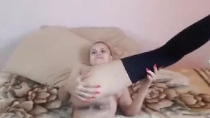 Привлекательная сука kimmyx мастурбирует бритые дырки