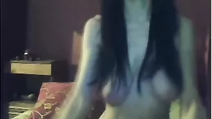 Смазливая баба Lola показывает сочные груди