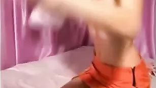 Замечательная барышня Multy ласково мастурбирует киску